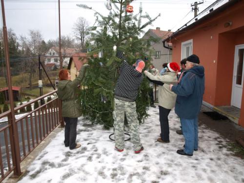 zdobení perníčků a stavění vánočního stromku